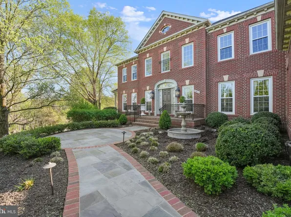 11431 Woolington Rd, Great Falls, VA 22066