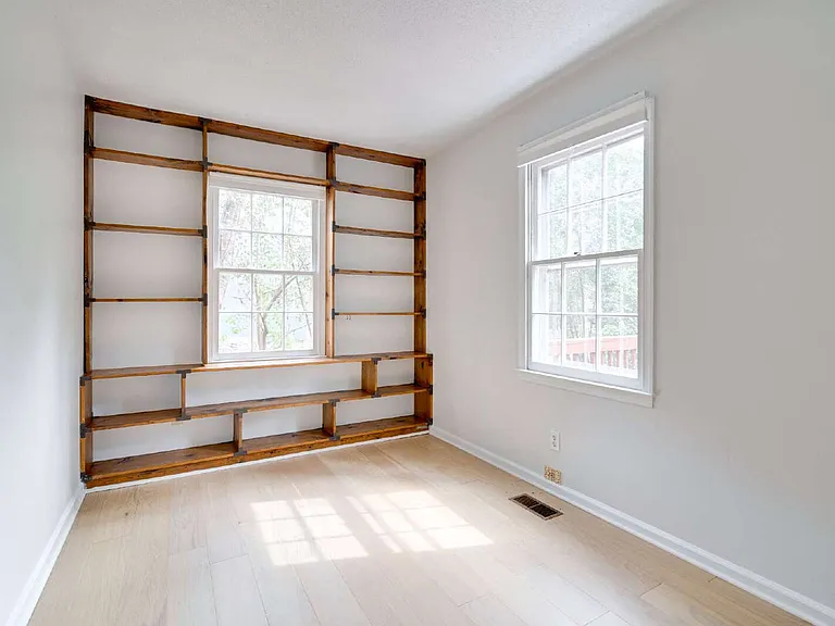 2437 Tilghman Cir — Photo 17