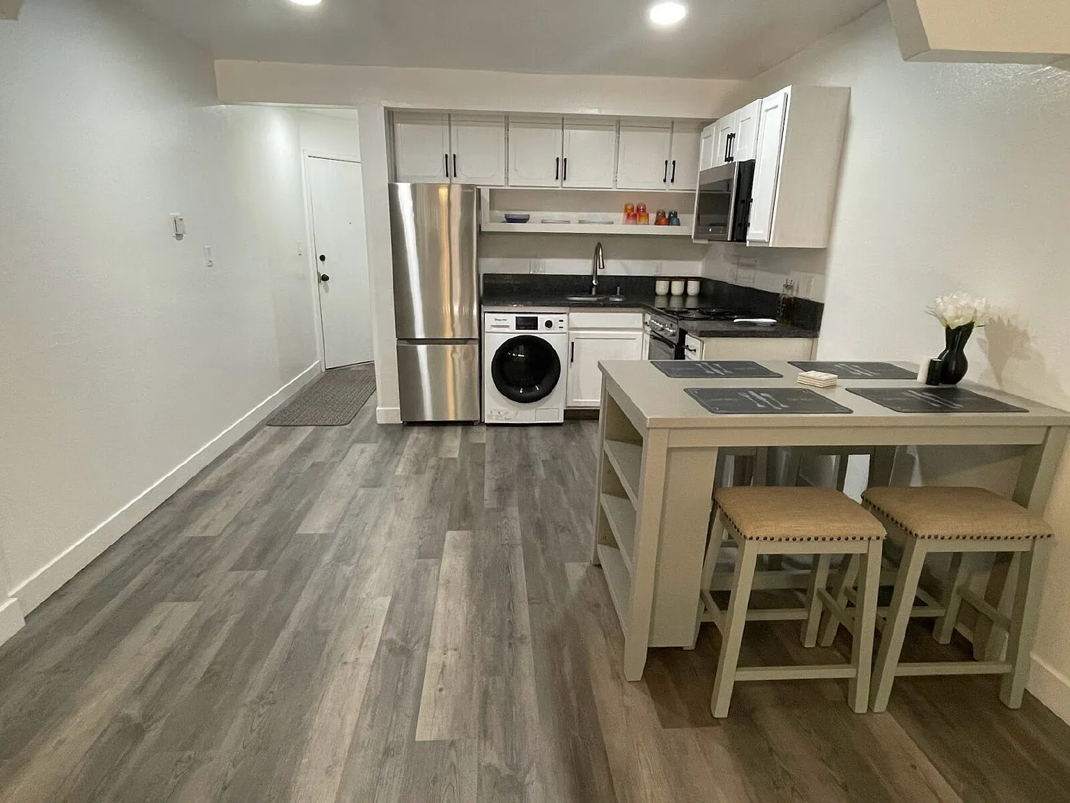 Studio, 1.0 bath, 504 sqft, $1,950 — Photo 3
