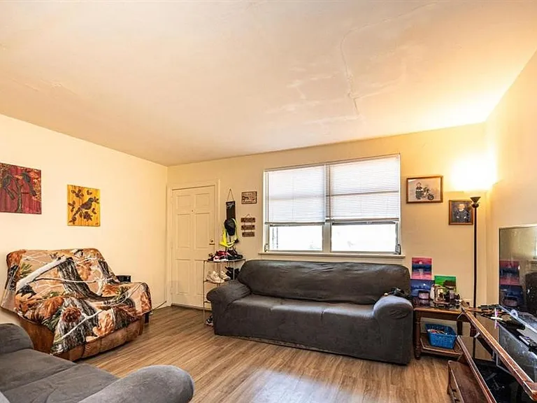 281 15th St SE — Photo 5