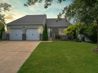 28 Kensington Cir, Bloomington, IL 61704