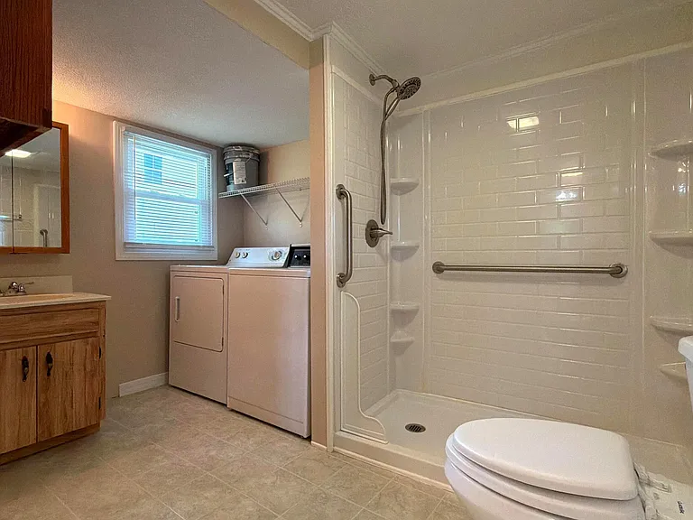 540 Oakwood St — Photo 5