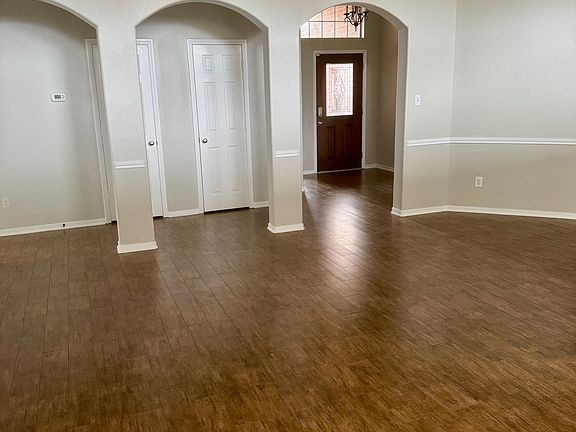 3rd image of 8614 Briar Oaks Ln
