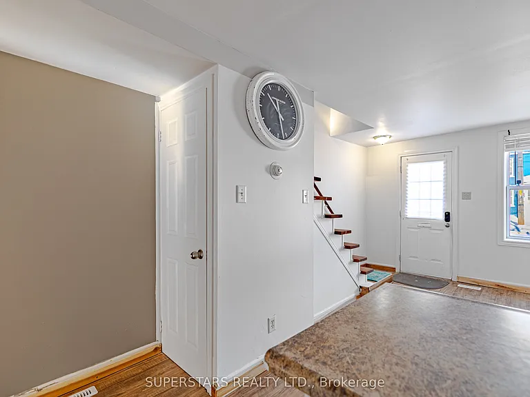 165 1/2 Olive Ave — Photo 4