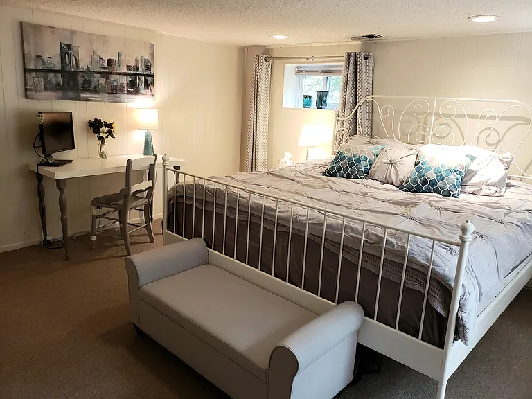 Another pic of the bedroom with a desk