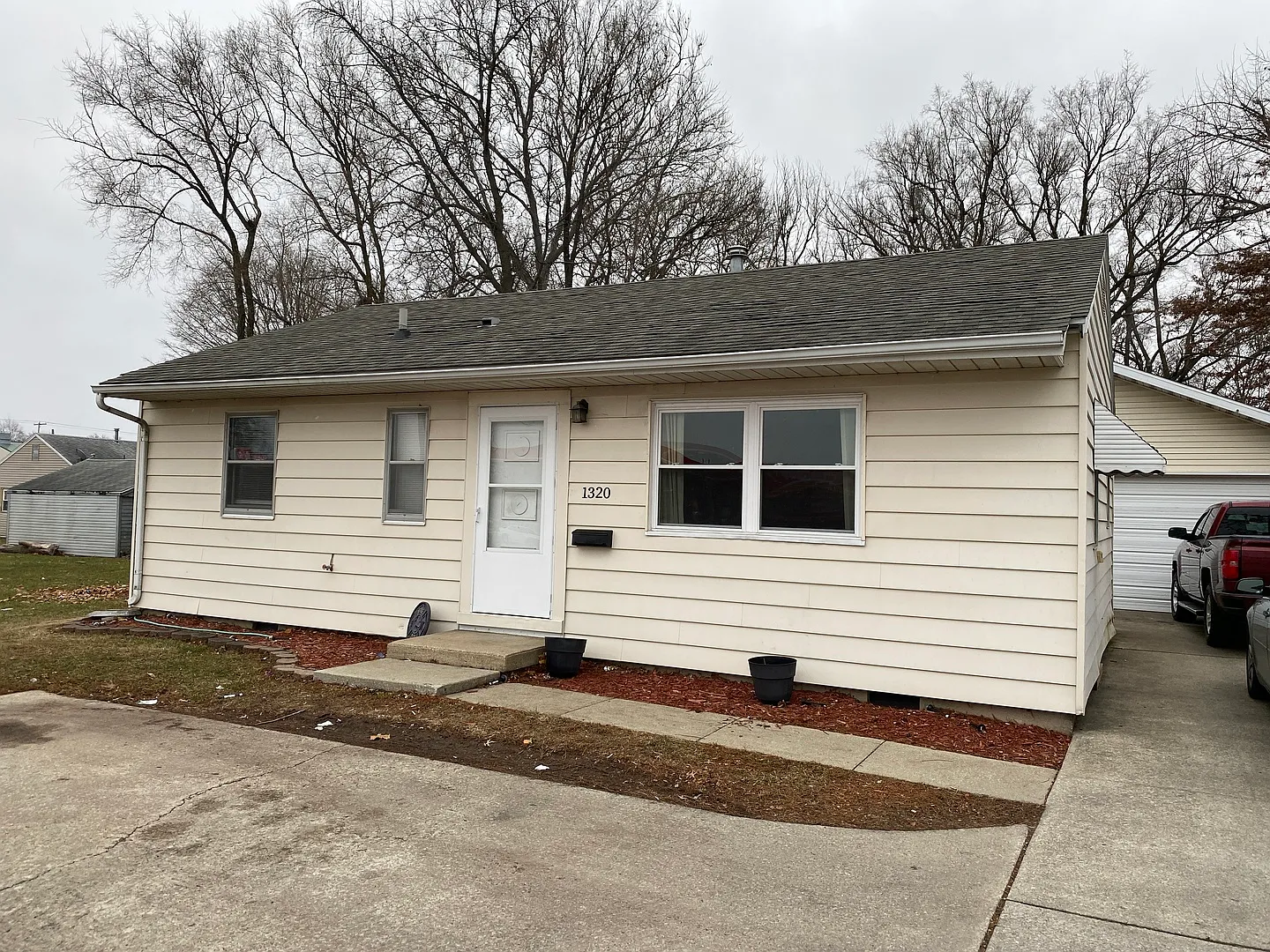 1320 E Grove Ave photo 1
