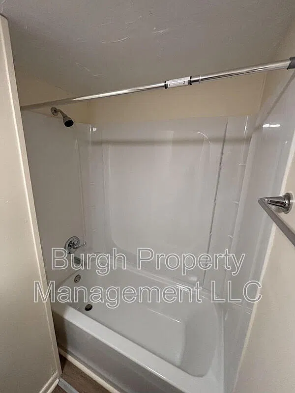2 bed, 1.0 bath, $995 — Photo 2