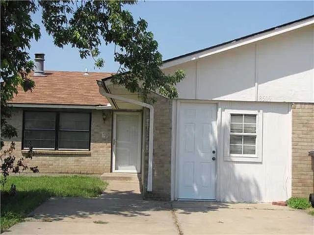 8509 S Drexel Pl — Photo 1