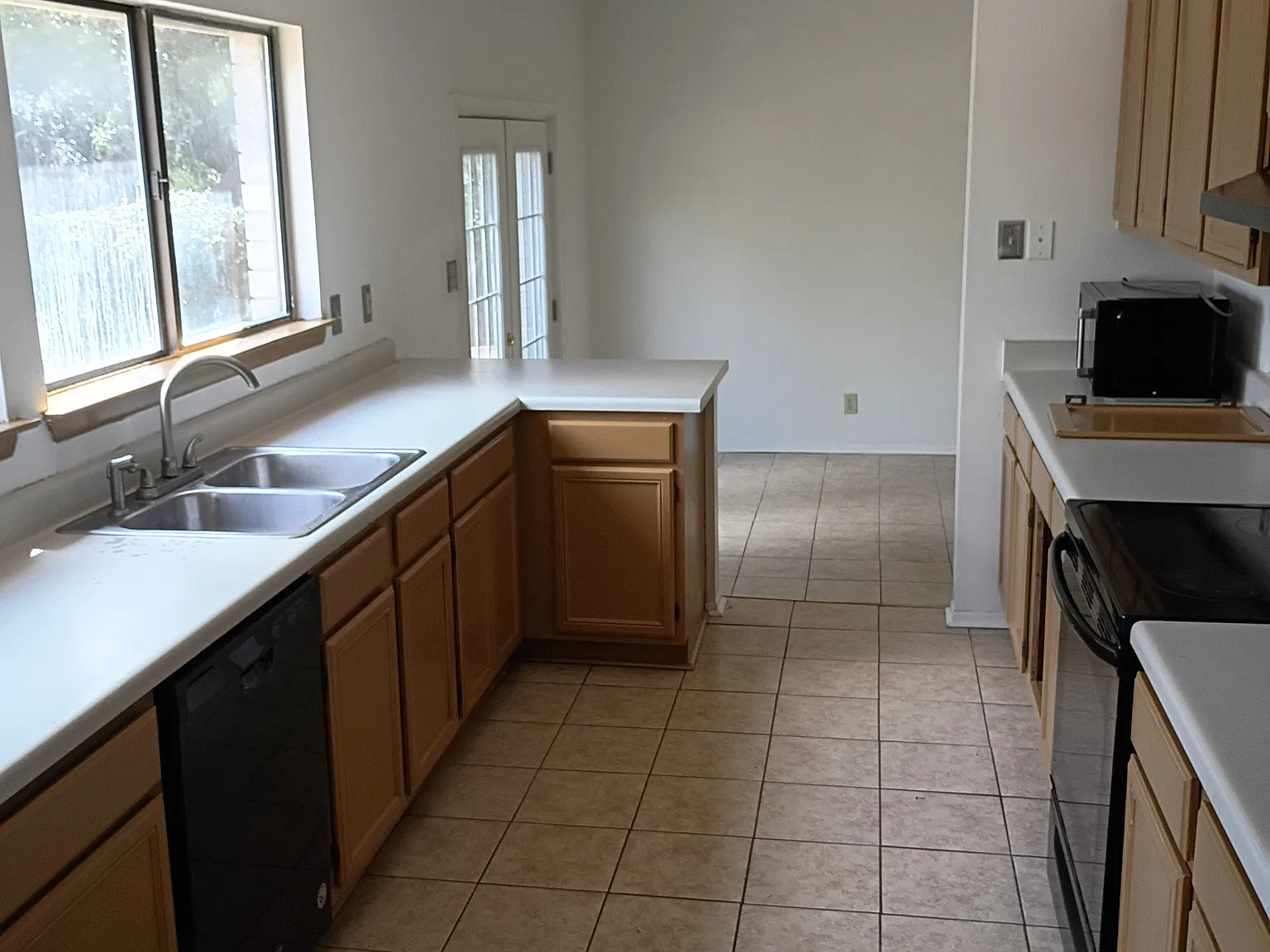 4 bed, 2.5 bath, 2351 sqft, $1,950 — Photo 4