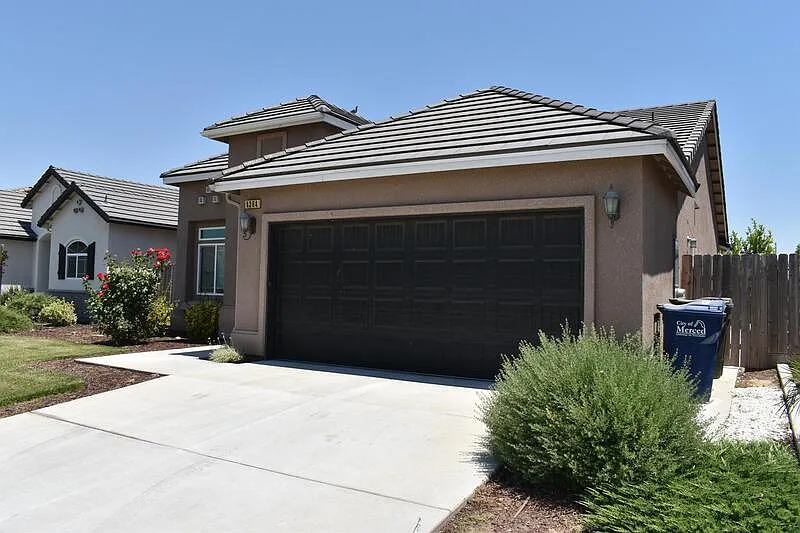 3 bed, 2.0 bath, 1446 sqft, $2,200 — Photo 2