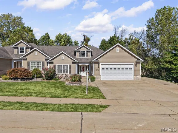 1808 Sycamore Hill Dr, Godfrey, IL 62035