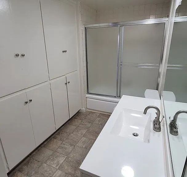Lido Isle Apartments — Photo 33