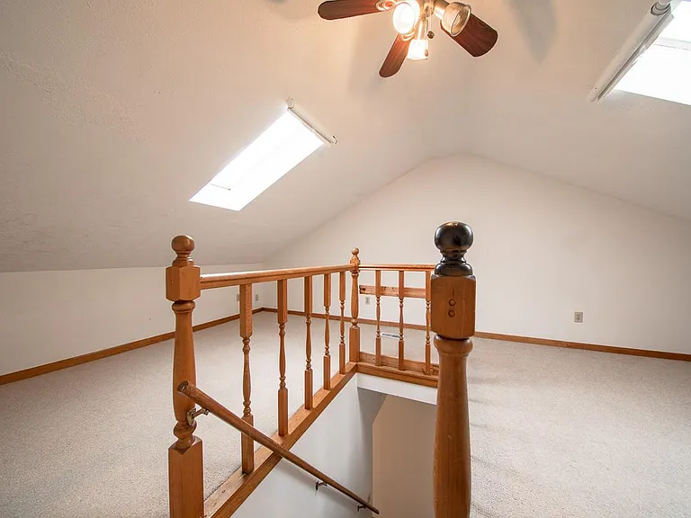 413 E Carson St — Photo 12