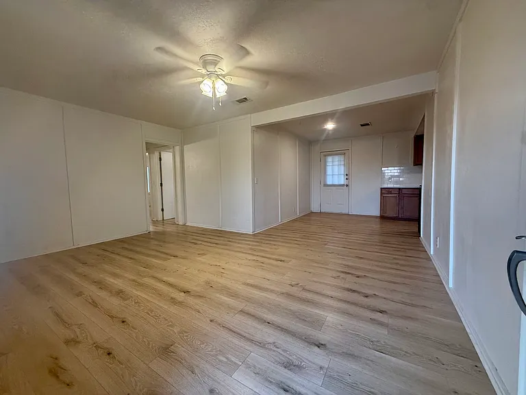 620 W Avenue B — Photo 32