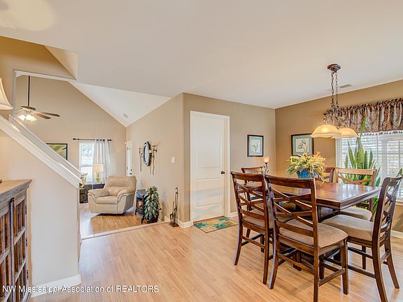4th image of 966 Woodburne Pl