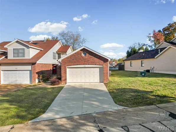 5533 Duchesne Parque Dr, Saint Louis, MO 63128