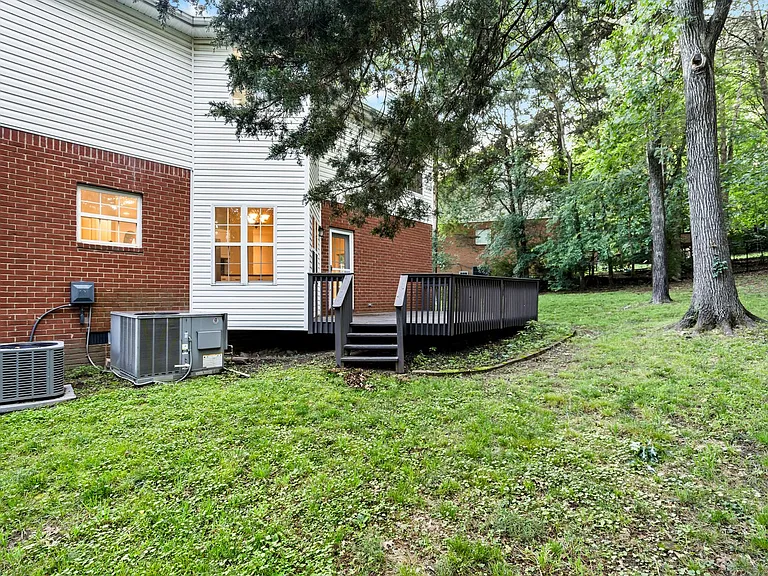 1004 Austin Ct — Photo 17