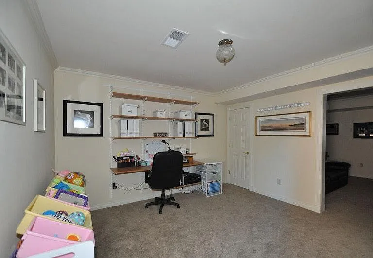 73 New England Ave — Photo 10