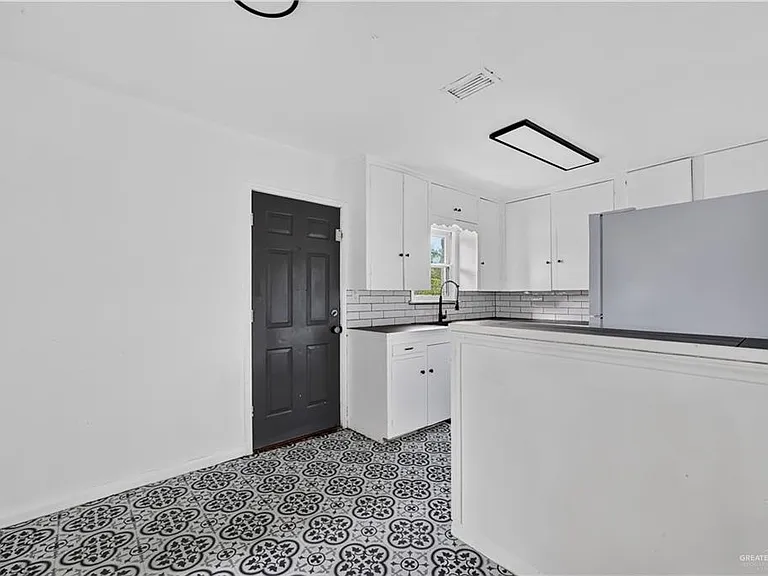 1704 Redwood Ave — Photo 9