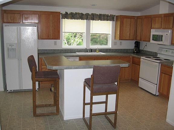 Large Kitchen w/Island
