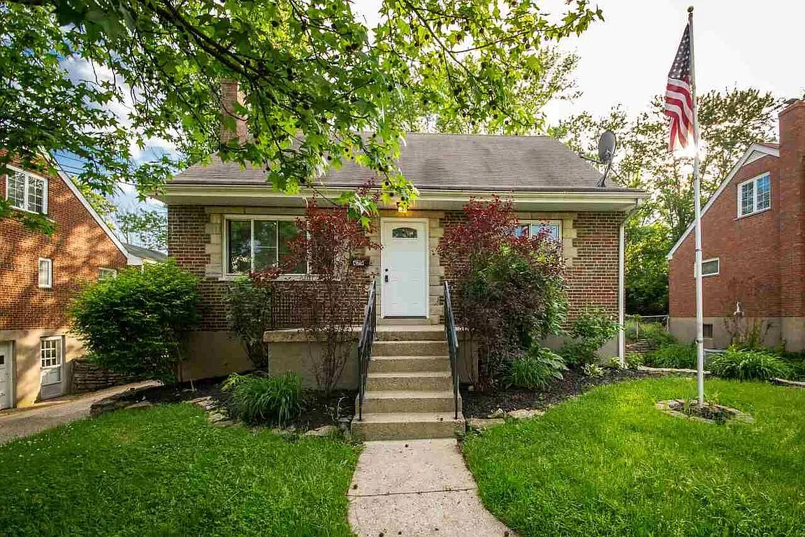 429 Swan Cir photo 1