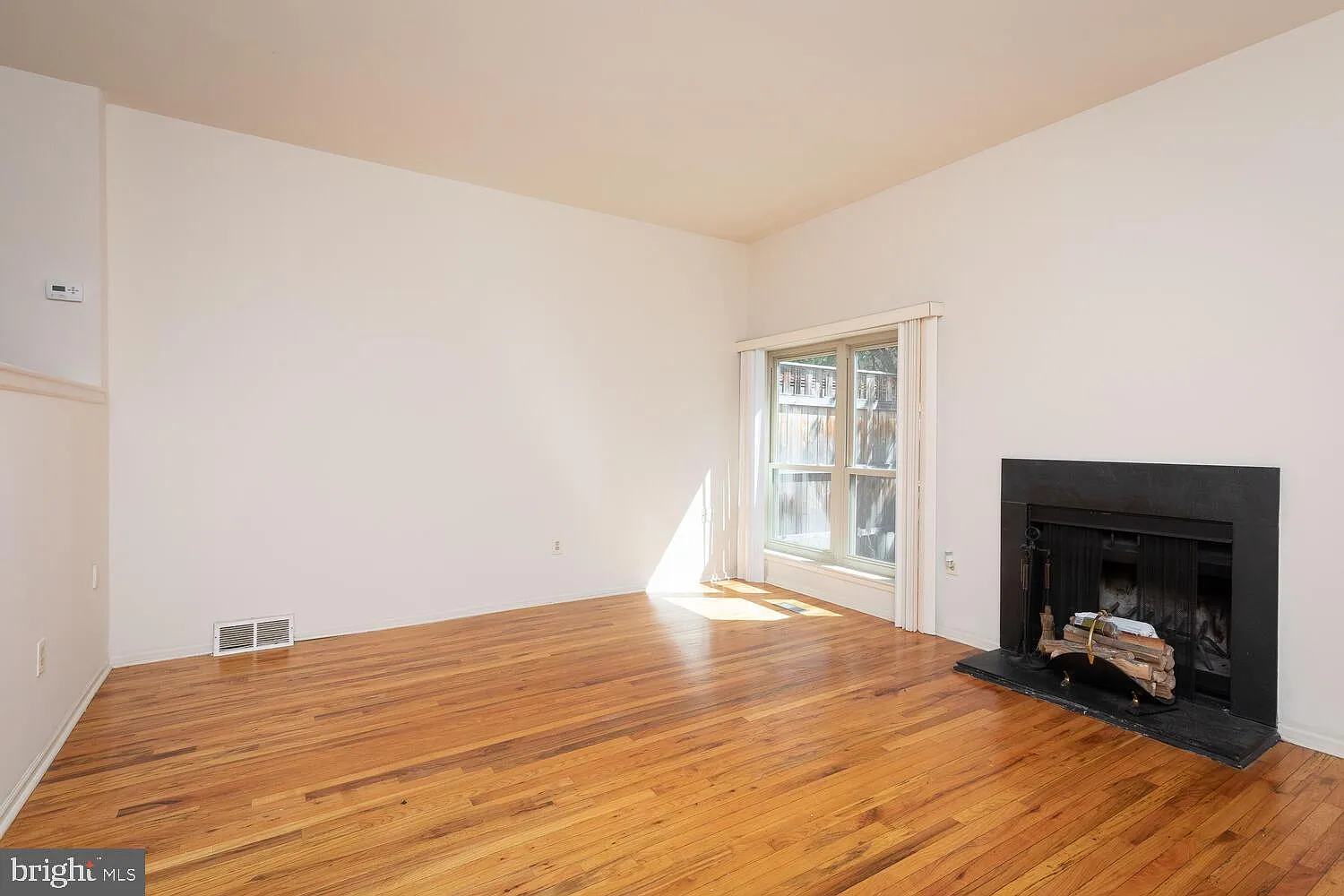 4 bed, 3.0 bath, 2096 sqft, $5,200 — Photo 3