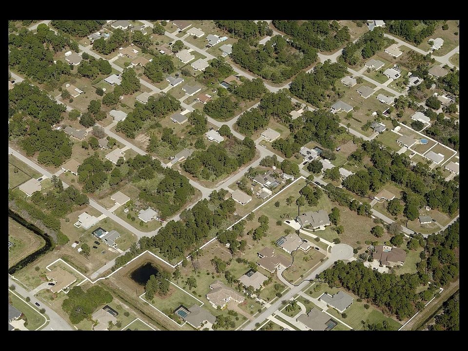 2nd image of 984 SE Easterwood Ct