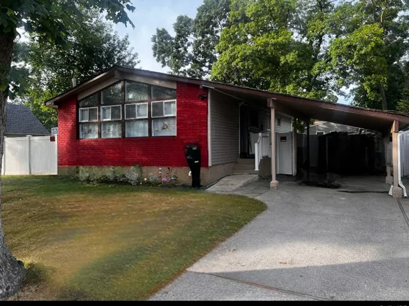 484 N Erie Avenue, Lindenhurst, NY 11757