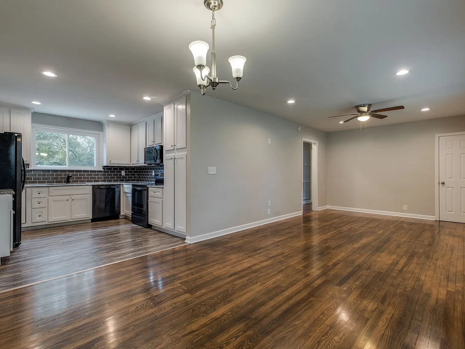 4 bed, 1400 sqft, $2,195 — Photo 4