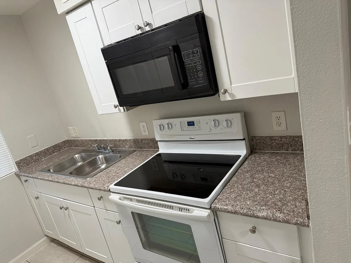 Building Photo - 936 W Mountain View Rd #9