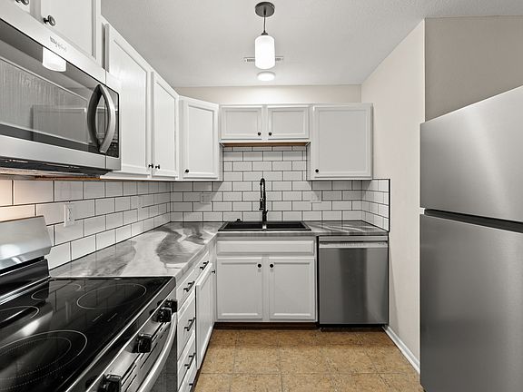 3rd image of 428 Stonehaven Dr #9