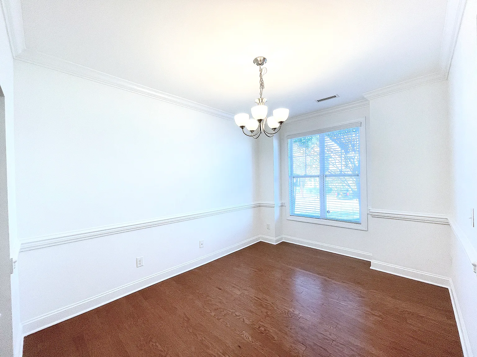 4 bed, 2.5 bath, 2430 sqft, $2,500 — Photo 4