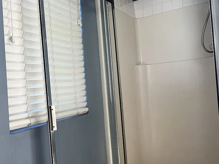 Master Bathroom (Upstairs)