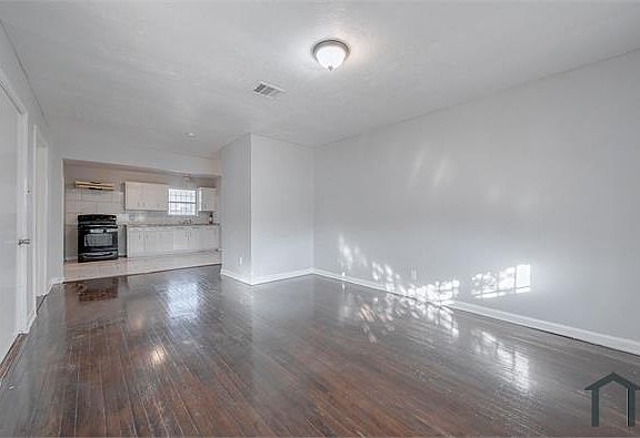 3rd image of 5001 Doulton Dr