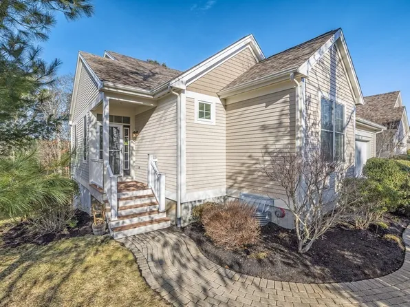 17 Sea Spray Ave Unit 17, Mashpee, MA 02649