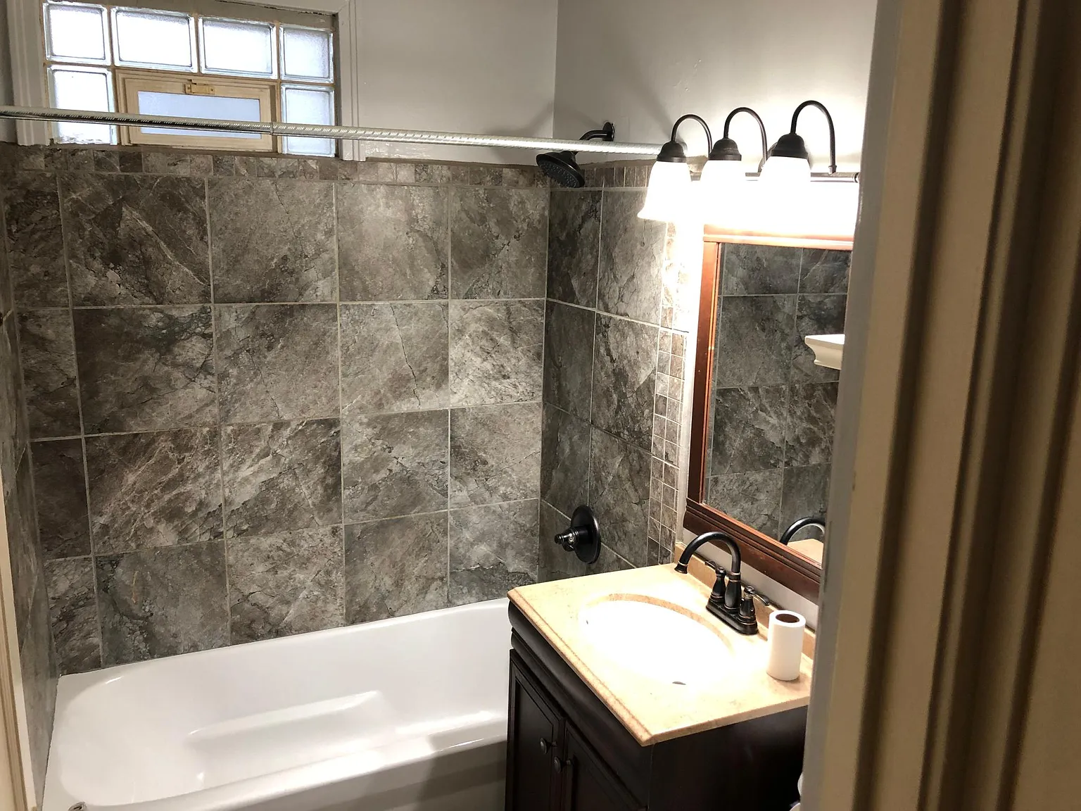 3 bed, 1090 sqft, $1,850 — Photo 3