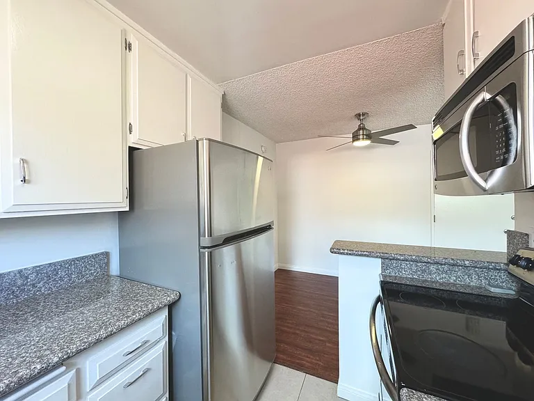 2106 S Bentley Ave — Photo 10
