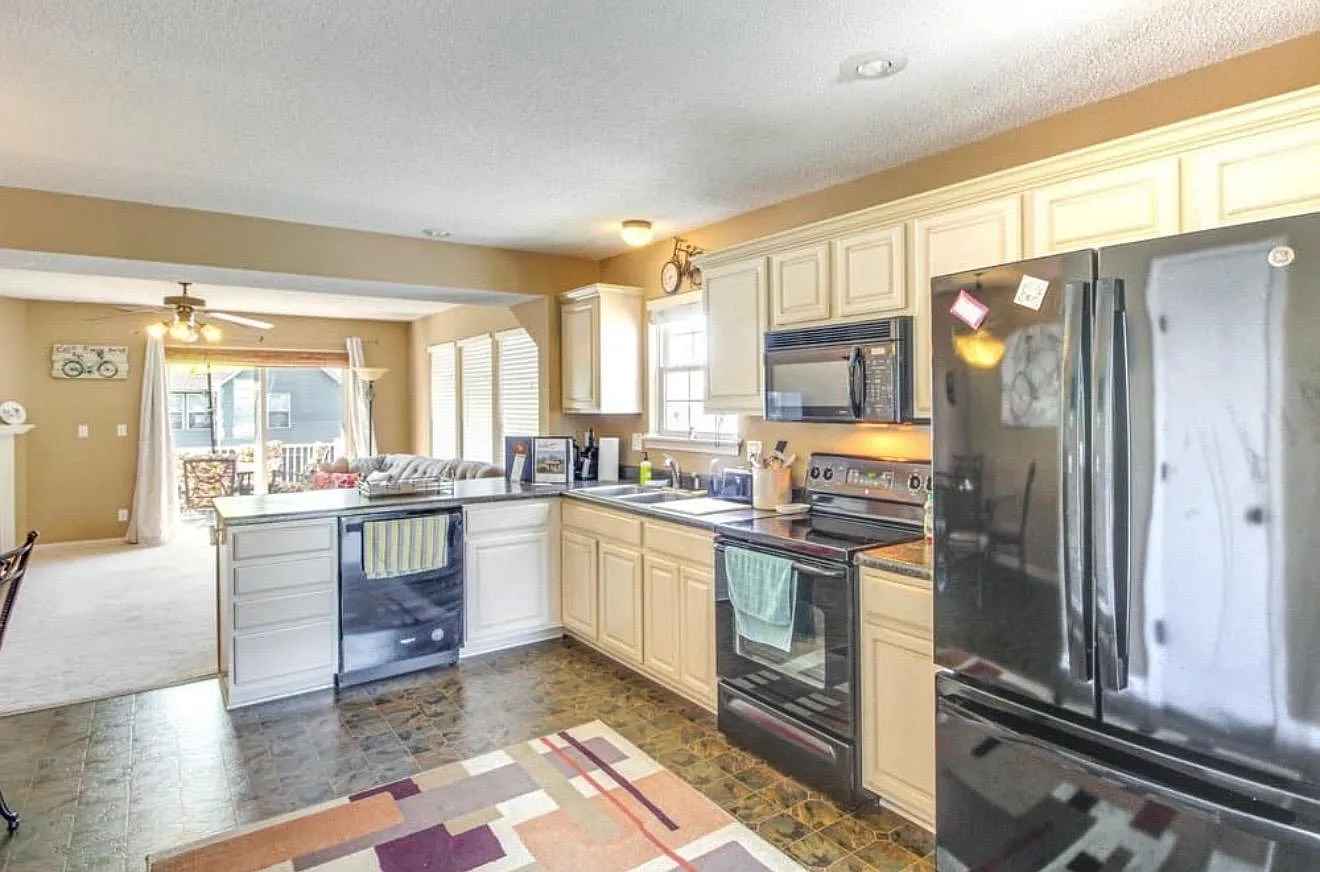 4 bed, 3.5 bath, 2400 sqft, $2,450 — Photo 3