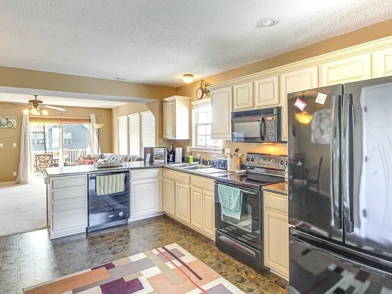 2230 SW Suncatcher Rd — Photo 3