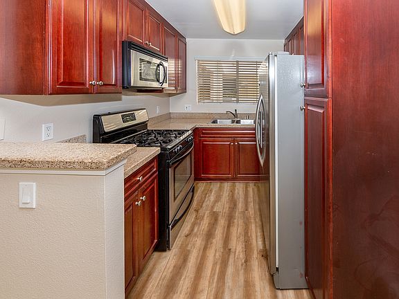 3rd image of 5540 Owensmouth Ave APT 218