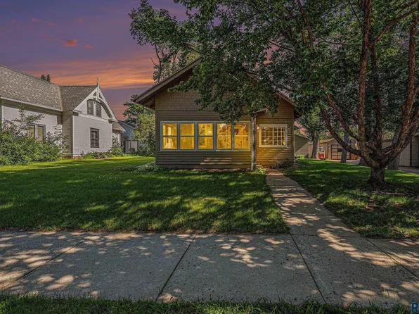 304 E 6th St, Dell Rapids, SD 57022