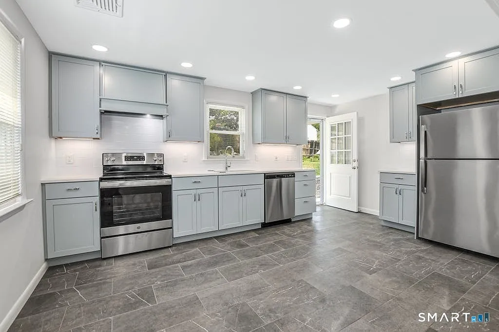 3 bed, 1064 sqft, $4,700 — Photo 3