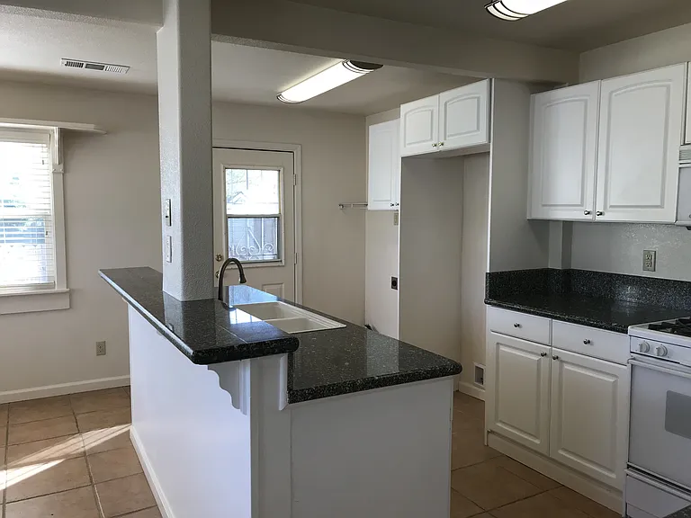 324 Stevenson St — Photo 6