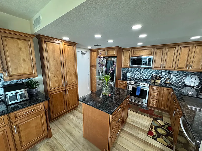 Kitchen with movable island