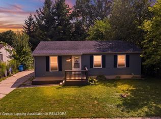 225 W Claremore Dr, Lansing, MI 48911