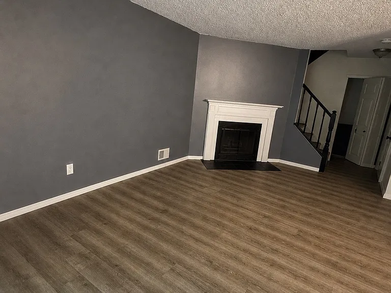 91 Versailles Ct — Photo 5
