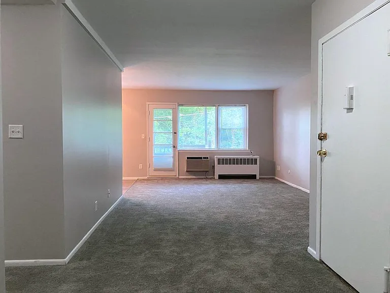 Riverhill Apartments — Photo 42
