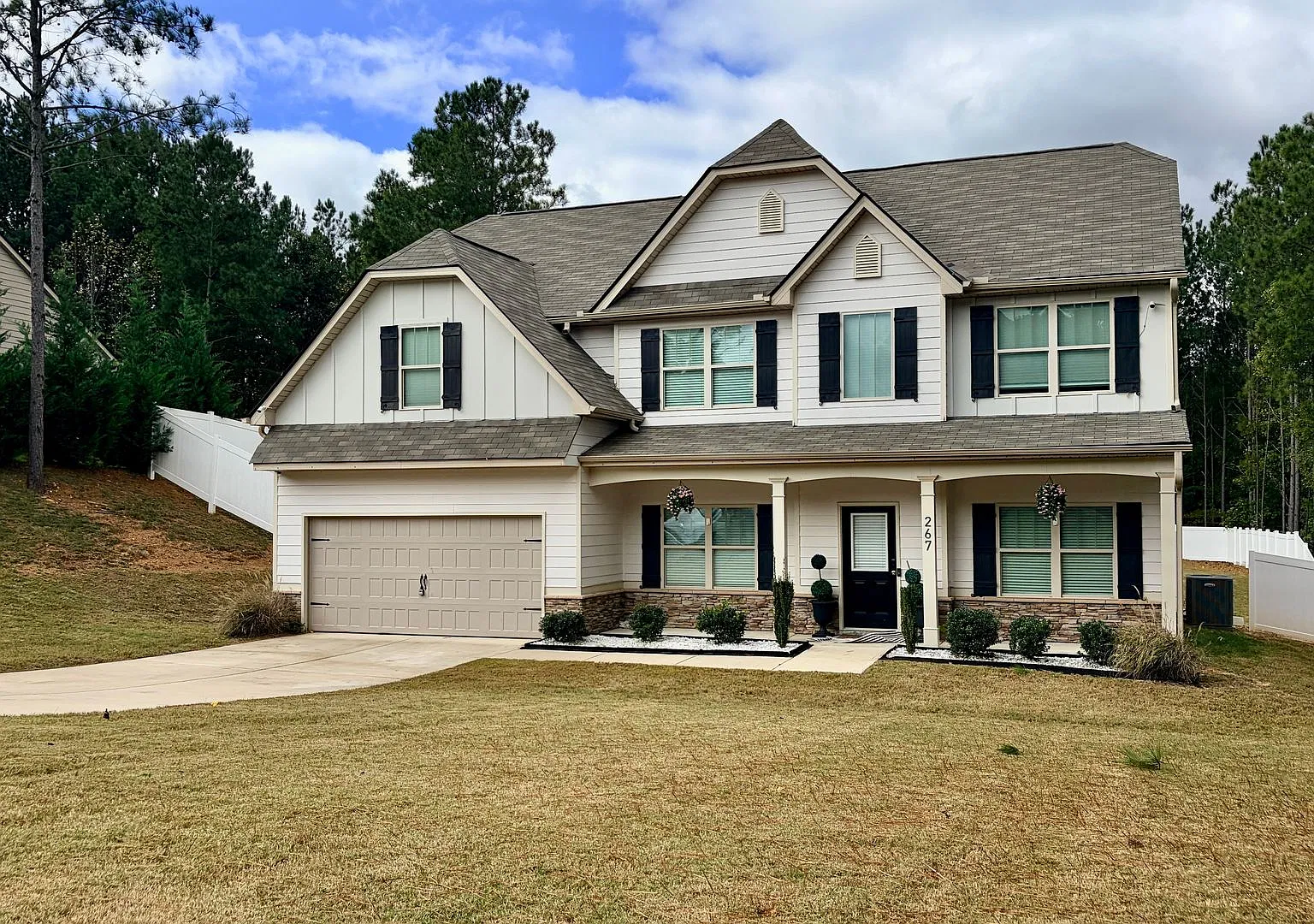 Spacious 4-Bedroom, 3-Bath Home with Expansive Backyard & Covered Patio! — Photo 2