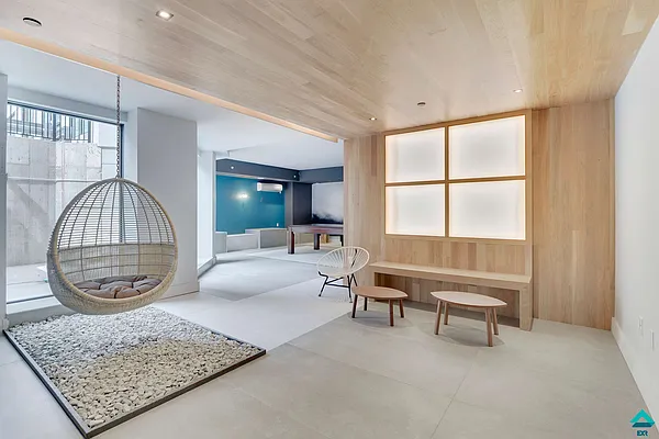 Rented by EXR | media 64