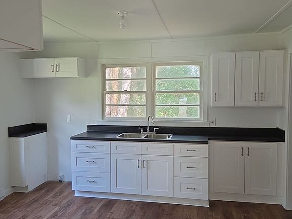 3rd image of 204 Thomas Ln